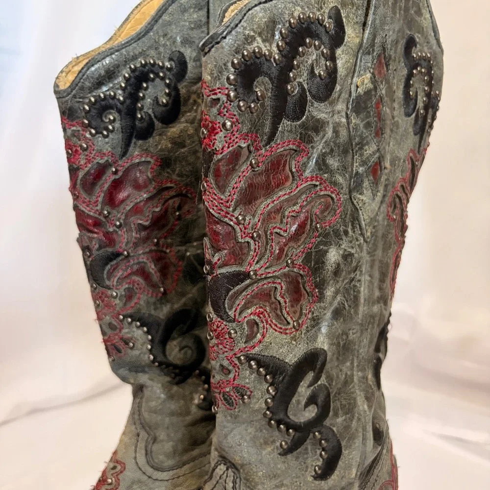 Corral Stunning Grey cowboy boots with red embroidered and studded detailing